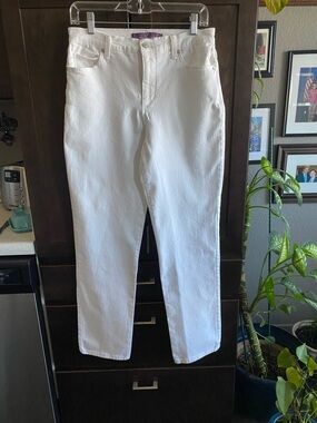 Gloria Vanderbilt Women’s classic white jeans.  Size 6